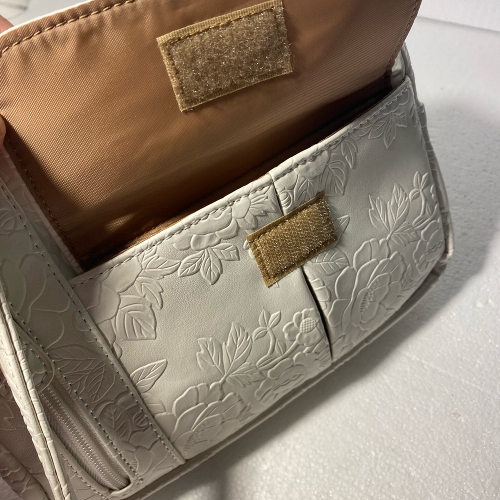 Elegant white Floral Embossed Crossbody Bag - Picture 5 of 5